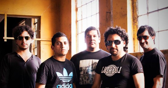 Luzazul, under y rock