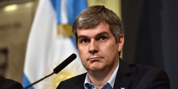 Mientras Macri descansa, “el CEO del año” se hace cargo de las malas noticias