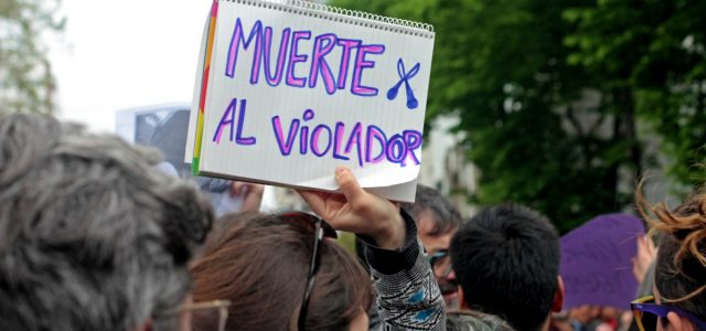 Policía abusador en el banquillo, y en las calles el grito por justicia