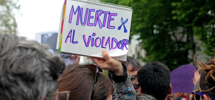 Policía abusador en el banquillo, y en las calles el grito por justicia