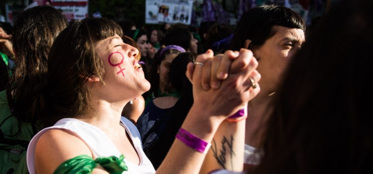 “Mujeres bellas y fuertes se han ido… ¡a la marcha!”