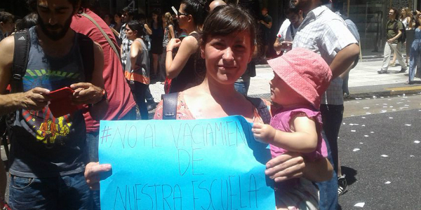 Más despidos en el Estado a fin de año: crónica y voces desde la toma de Educación