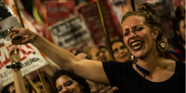 “Encender antorchas para espantar a los lobos”