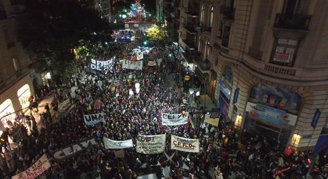 Otra cara de la misma moneda: el vaciamiento de la formación docente