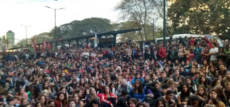 Frente a la Escuela del futuro, resistencia estudiantil