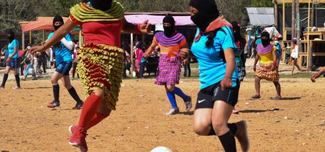 Zapatistas: La pelota en los pies y la revolución en el pecho