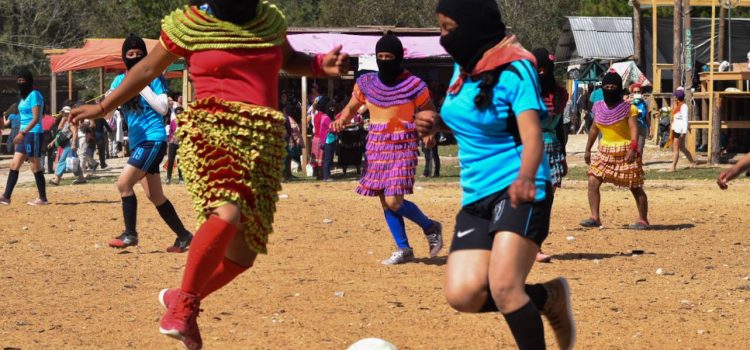Zapatistas: La pelota en los pies y la revolución en el pecho