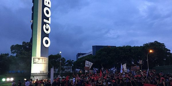 Mujeres protestan en las instalaciones de las Organizaciones Globo en Rio de Janeiro