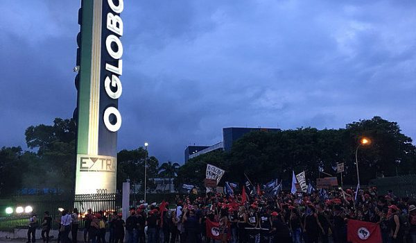 Mujeres protestan en las instalaciones de las Organizaciones Globo en Rio de Janeiro
