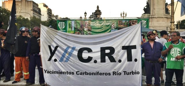 Contra los despidos de mineros en Río Turbio: “Acá están, estos son, los obreros del carbón”