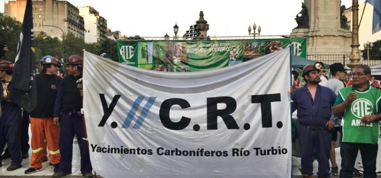 Contra los despidos de mineros en Río Turbio: “Acá están, estos son, los obreros del carbón”