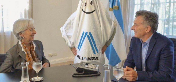 Con el agua al cuello: El gobierno inicio conversaciones con el FMI